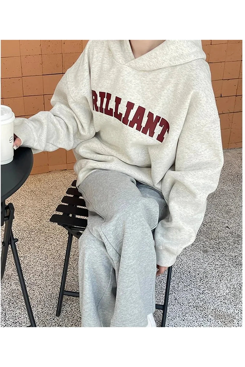 Sonbaharın renkli yaprakları eşliğinde sıcaklık sunan hafif hoodie.