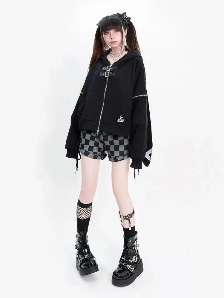Sokak tarzını yansıtan tokalı hoodie, cool ve rahat.