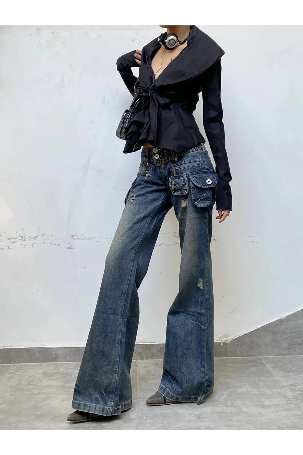 şık ve geniş paçalı kot pantolon, havalı ve modern.
