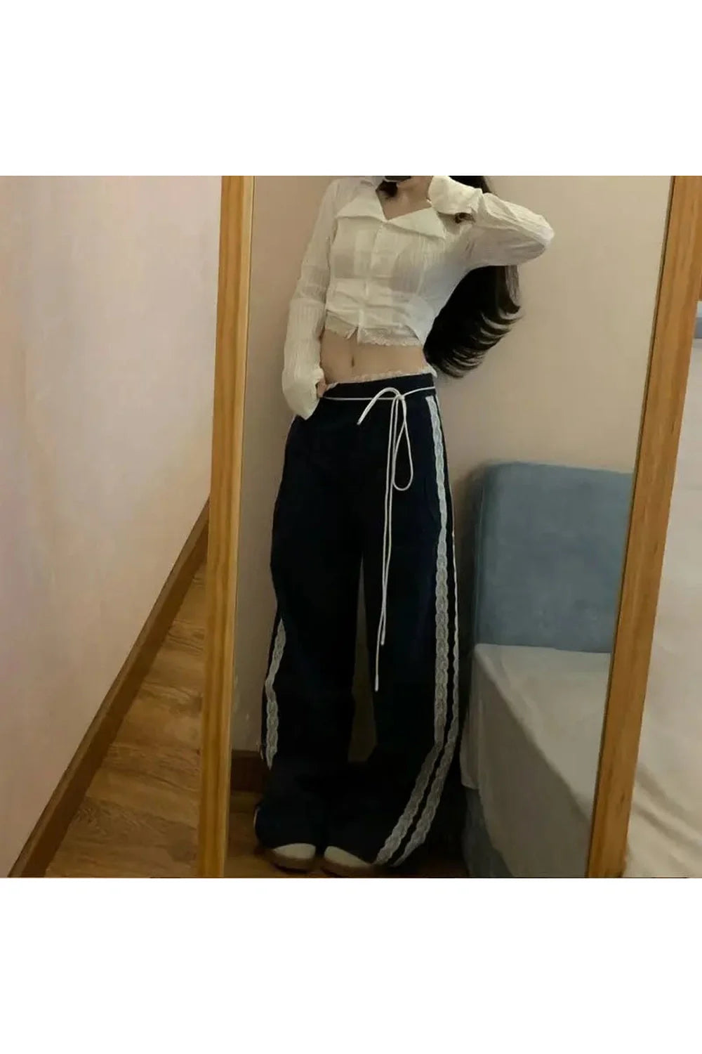 Günlük stil için dantel detaylı rahat jogger pantolon.