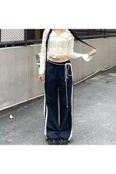 Günlük stil için dantel detaylı jogger pantolon.