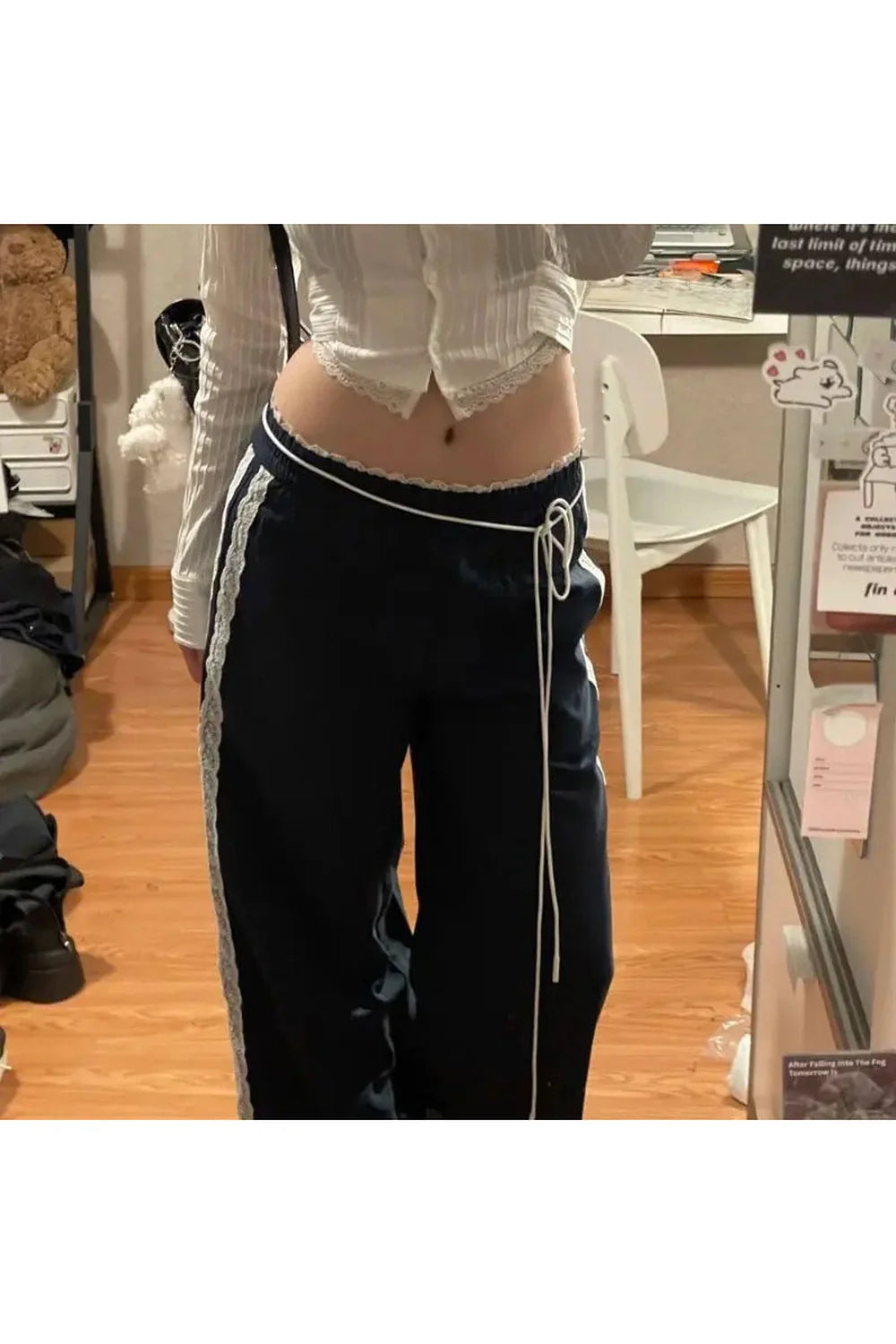 Günlük stil için dantel detaylı jogger pantolon.