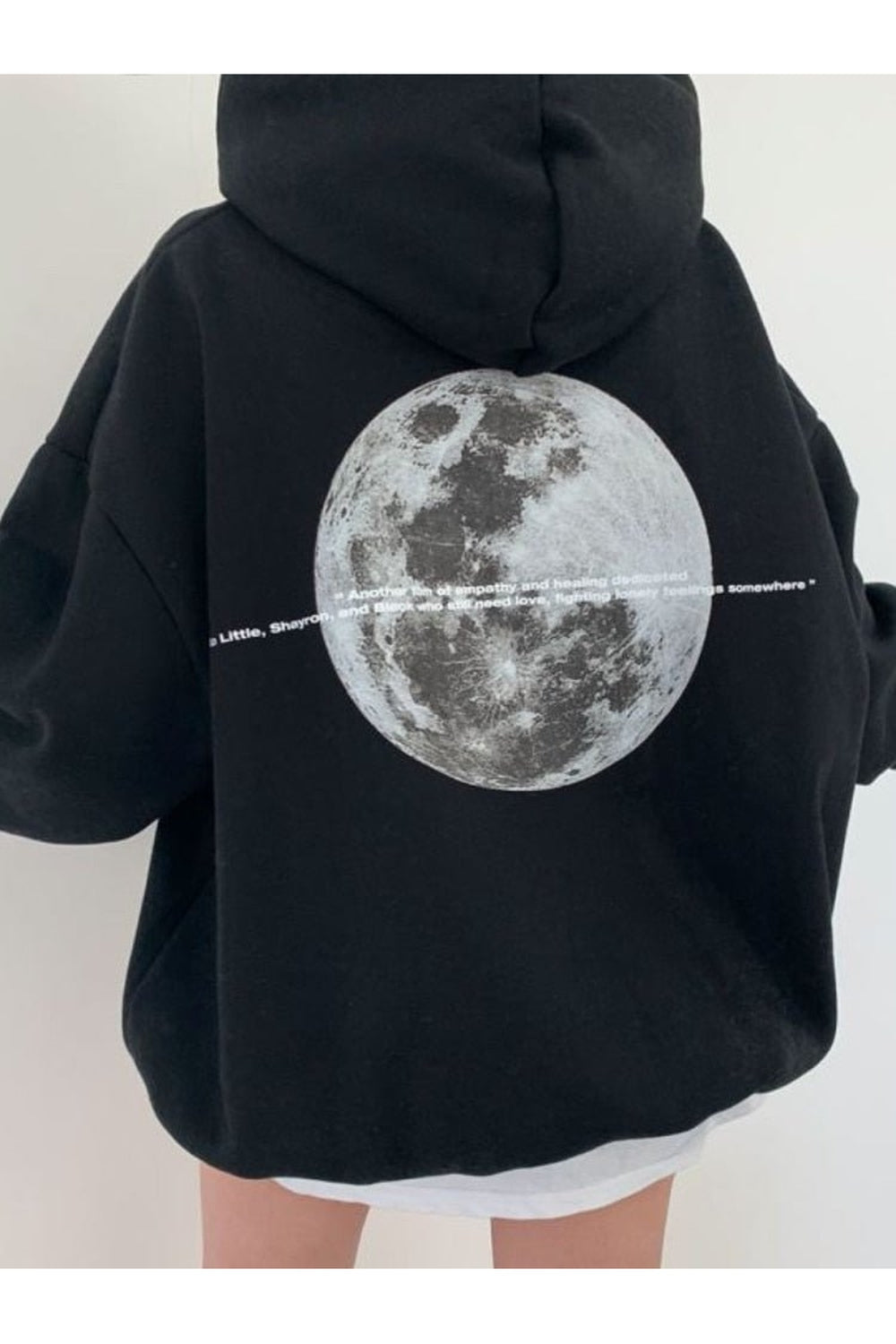 Sonbahar günlerine renk katan geniş kesimli hoodie.