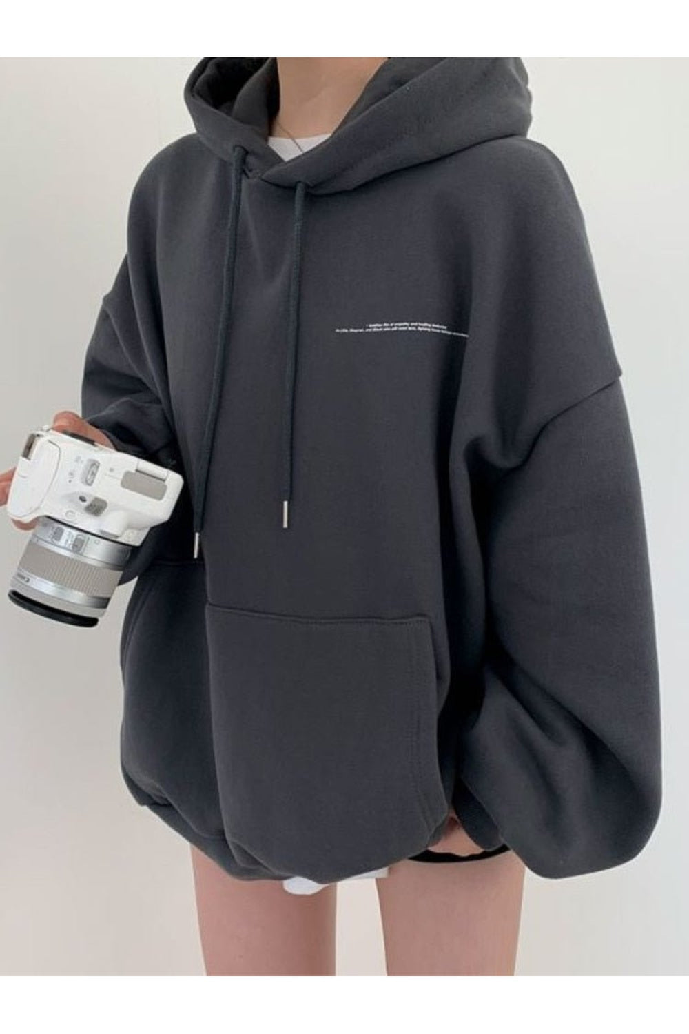 Sonbaharın renkli dokunuşlarını yansıtan geniş kesimli baskılı hoodie.