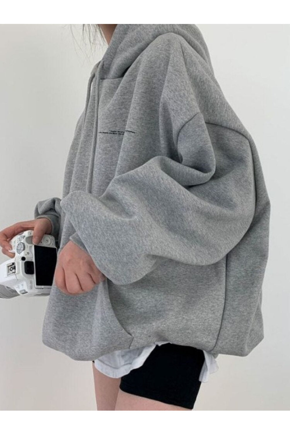 Sonbahar günlerinde rahatlık ve tarzı bir araya getiren geniş yazı desenli sweatshirt.