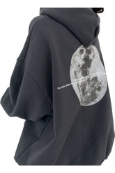 Sonbahar havasını yansıtan geniş kesimli baskılı hoodie.