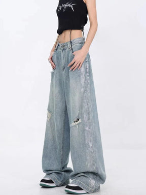 Günlük stil için ideal bir seçenek olan yırtık detaylı kot.