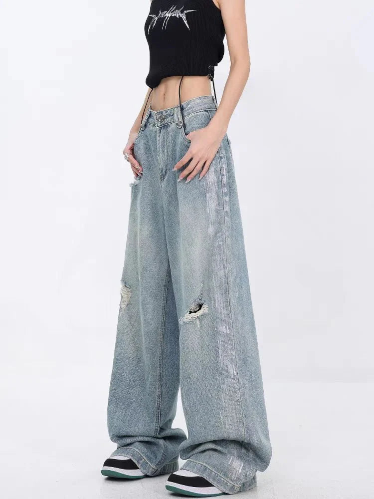 Günlük stil için ideal bir seçenek olan yırtık detaylı kot.