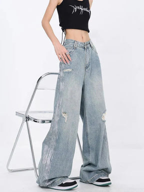 Günlük stil için ideal, yırtık detaylı geniş paça kot.