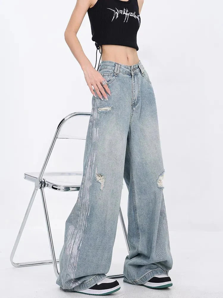 Günlük stil için ideal, yırtık detaylı geniş paça kot.