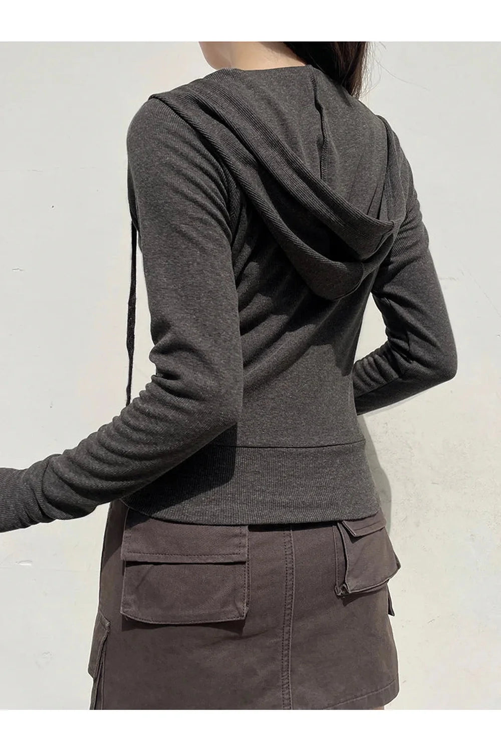 Sonbahar manzaralarına uygun, şık fermuarlı hoodie tasarımı.