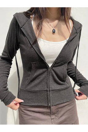Sonbahar esintilerini yansıtan şık fermuarlı hoodie.