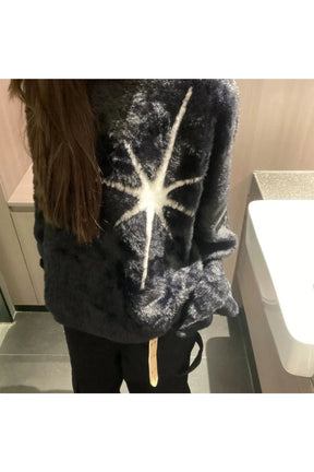 Kozmik desenli yıldızlarla süslenmiş tüylü kazak modeli.