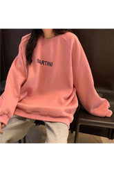 çiftler için rahat kesimli oversize sweatshirt, konfor ve şıklığı bir araya getiriyor.