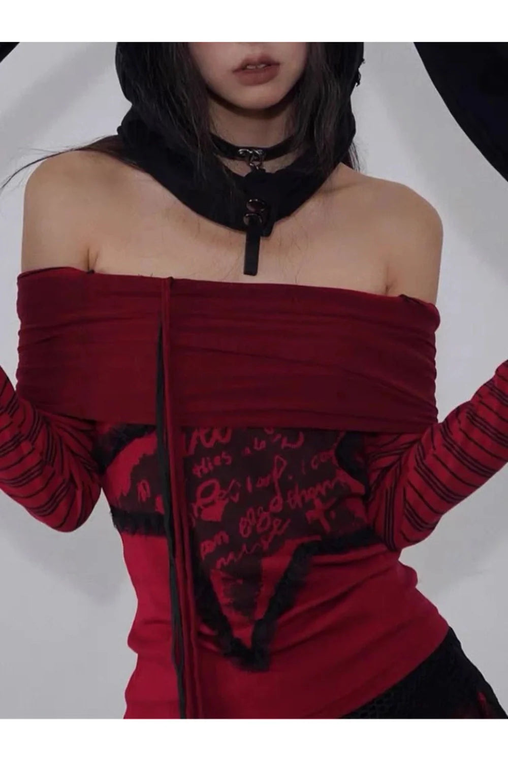 Kızıl Kaos Düşük Omuz üst, cesur ve modern bir tarza sahip.