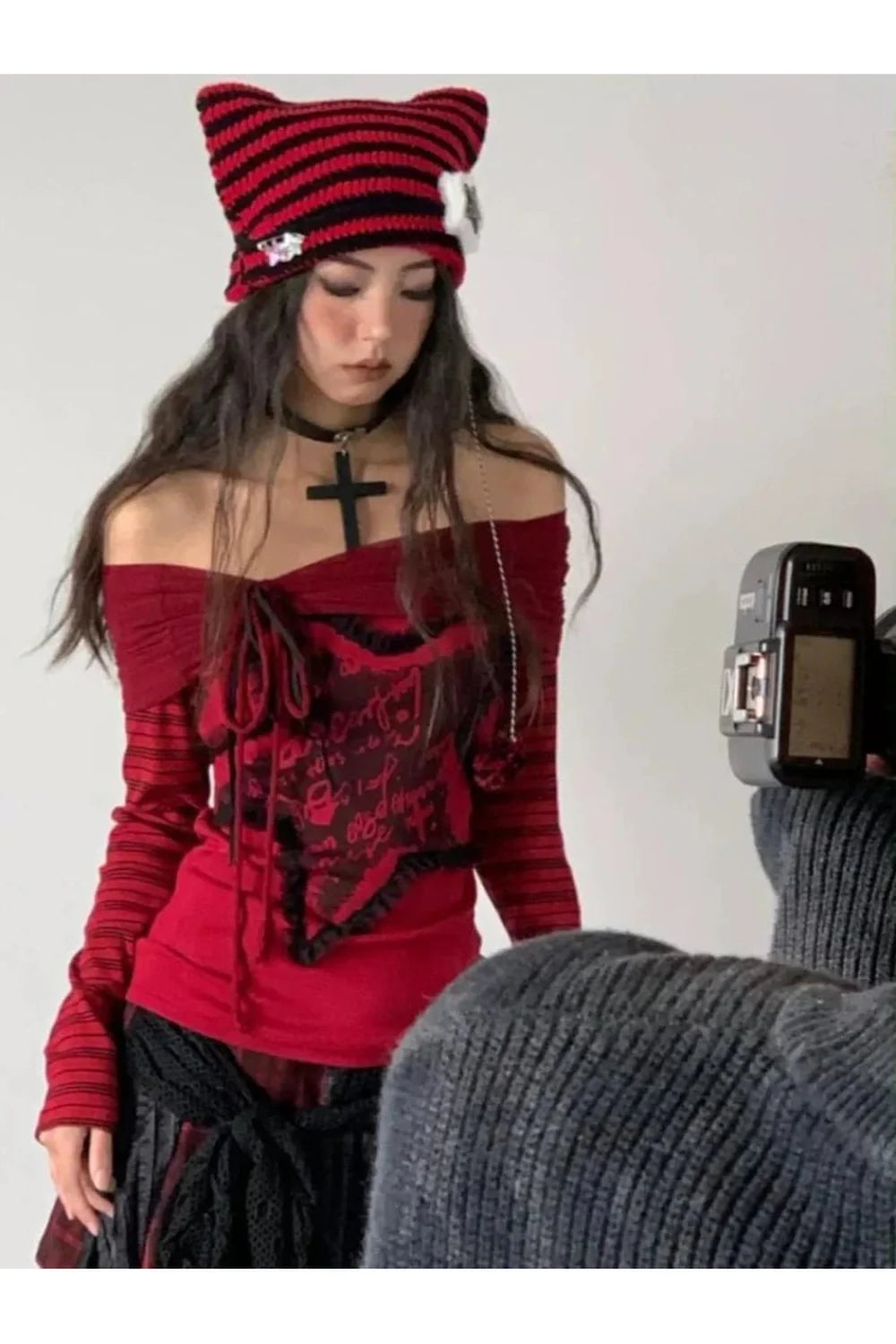 Kızıl Kaos temasını yansıtan düşük omuzlu üst.