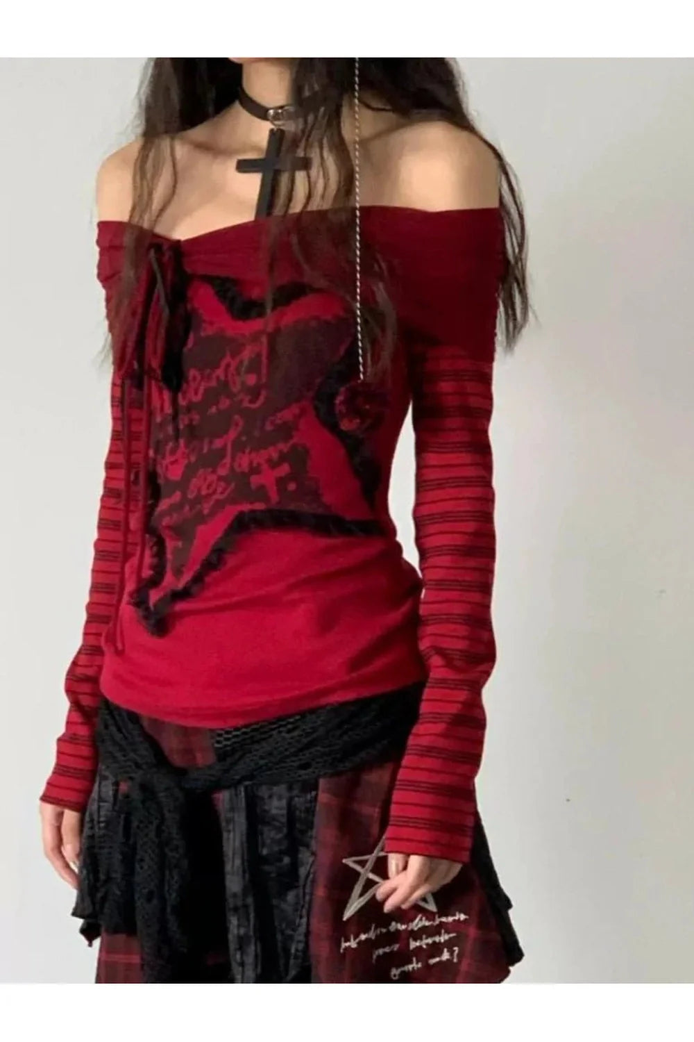 Kızıl Kaos temasını yansıtan düşük omuzlu üst.