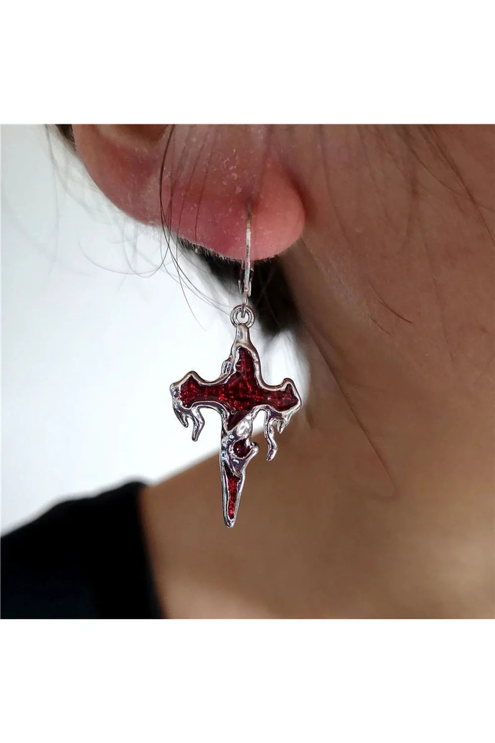 Kırmızı tonlardaki Gotik Haç desenli küpe modeli.