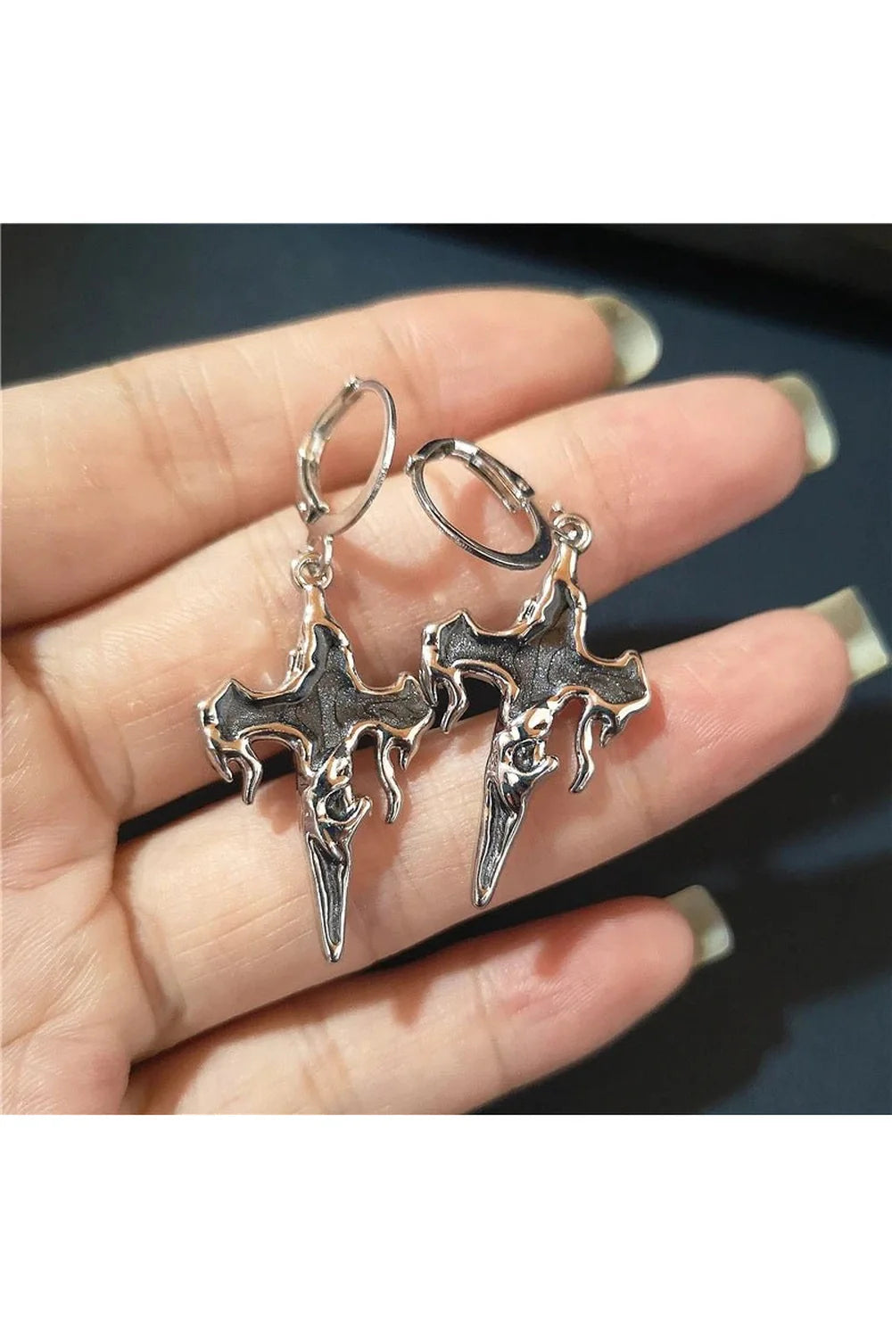 Koyu tonlarda Kızıl Gotik Haç küpenin detaylı işçiliği.