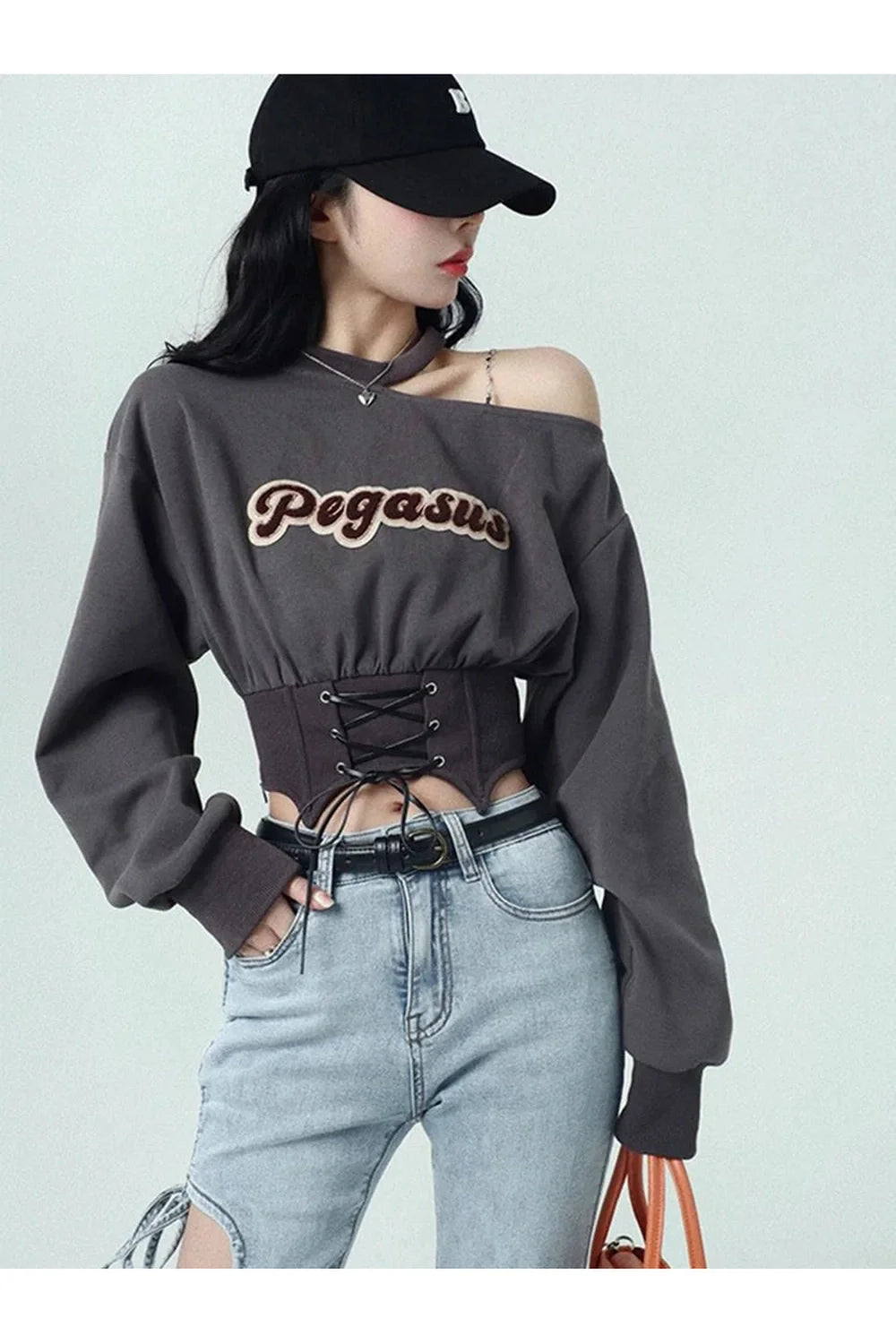 Acubi Kısa üst Y2K Sweatshirt, modern ve şık bir tasarıma sahip.