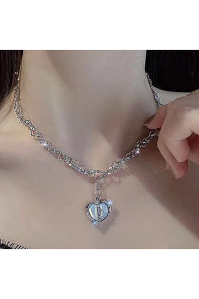 Kristal detaylı gotik tarzıyla dikkat çeken kolye.