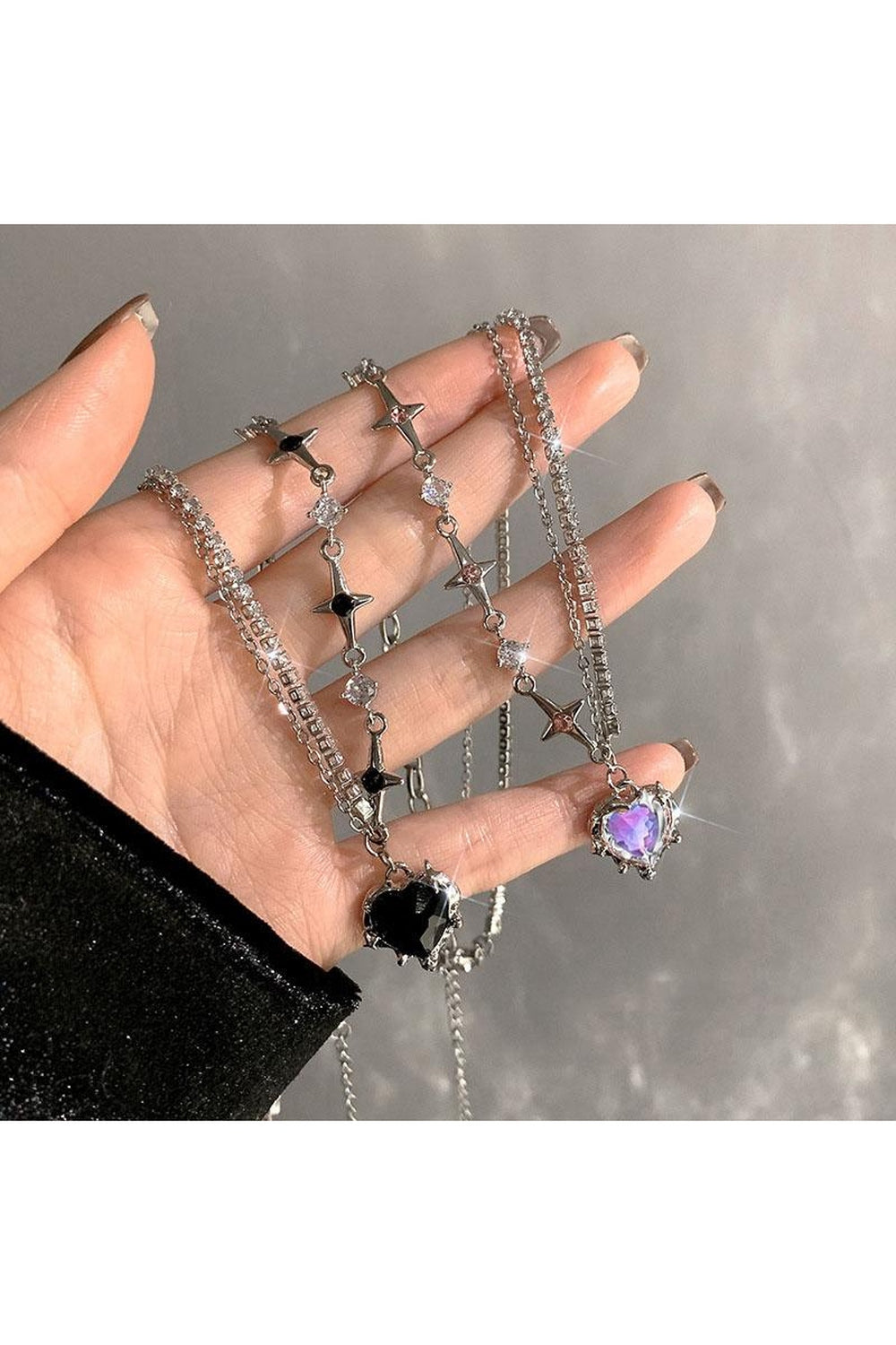 Kristal detaylı gotik tarz kolye, romantik bir dokunuş.