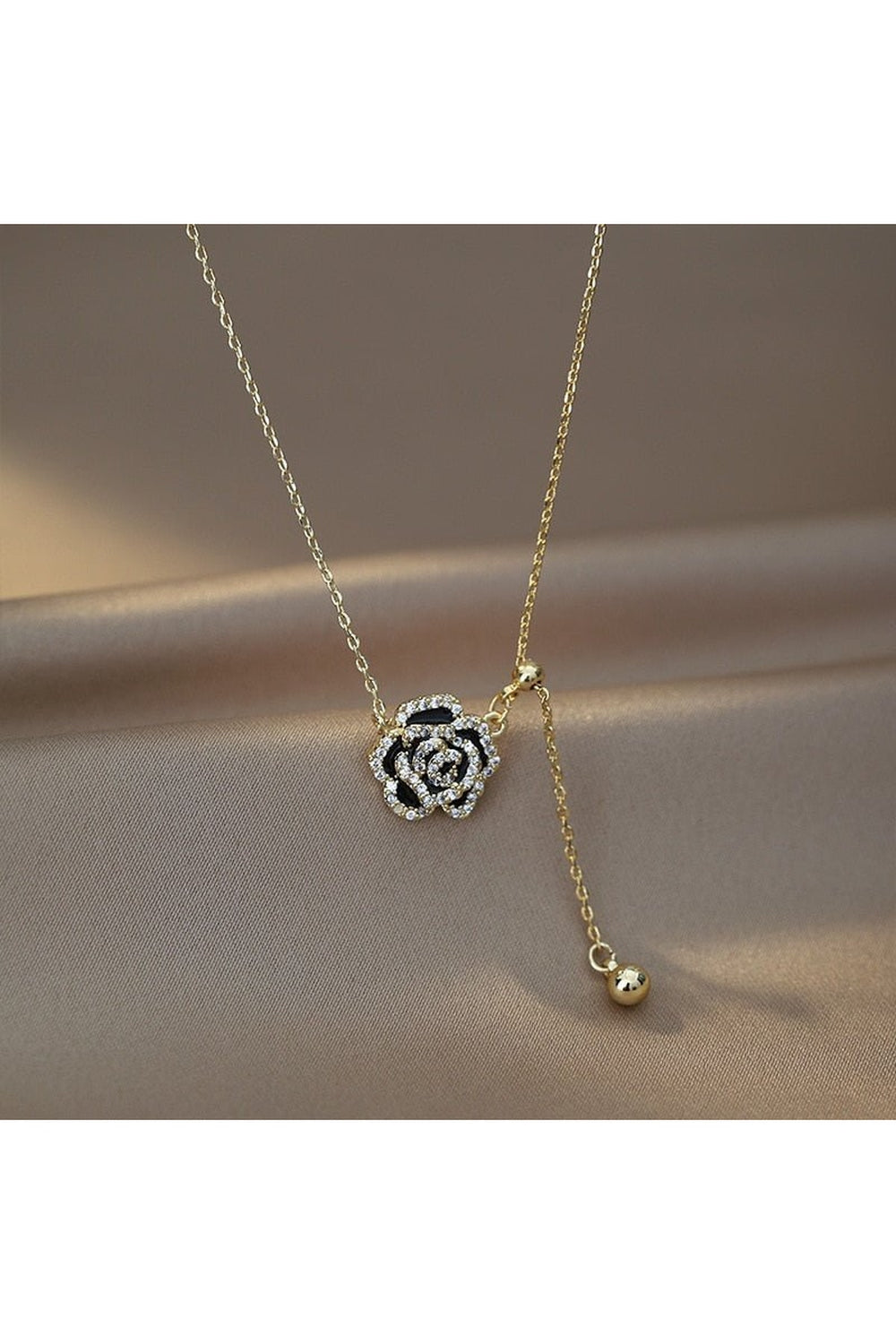 Kristal detaylı gotik kolye, alternatif tarzınızı yansıtacak.