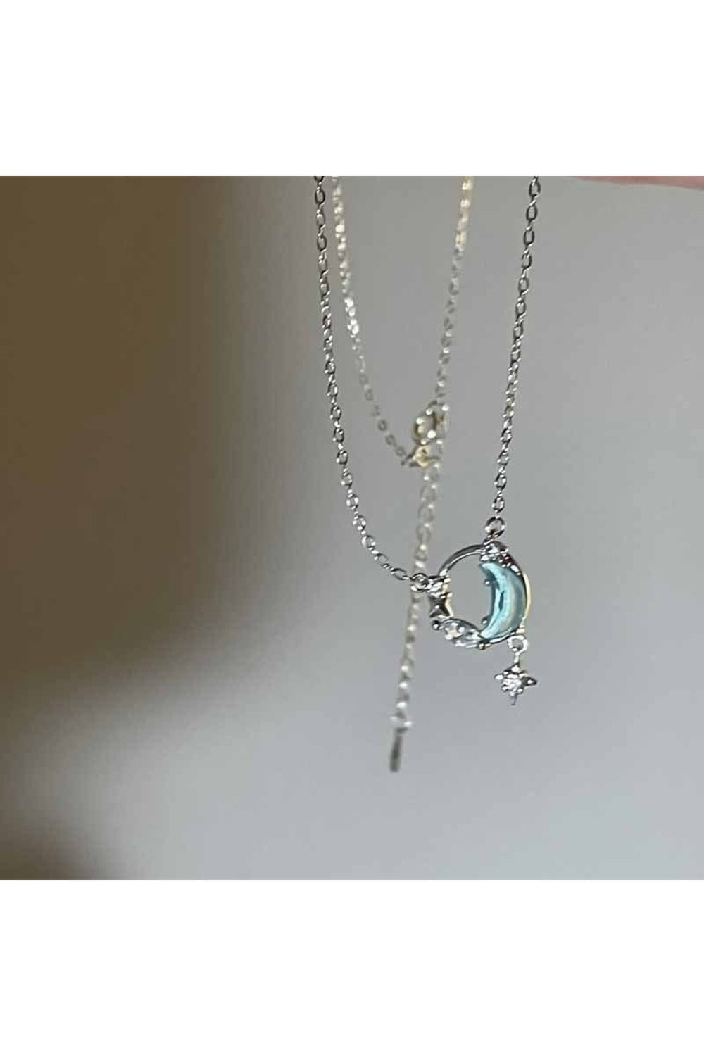 Kristal kalp detaylarıyla gotik tarza sahip alternatif kolye.