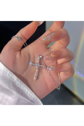Kristal detaylarla süslü gotik tarzı kalp kolye.