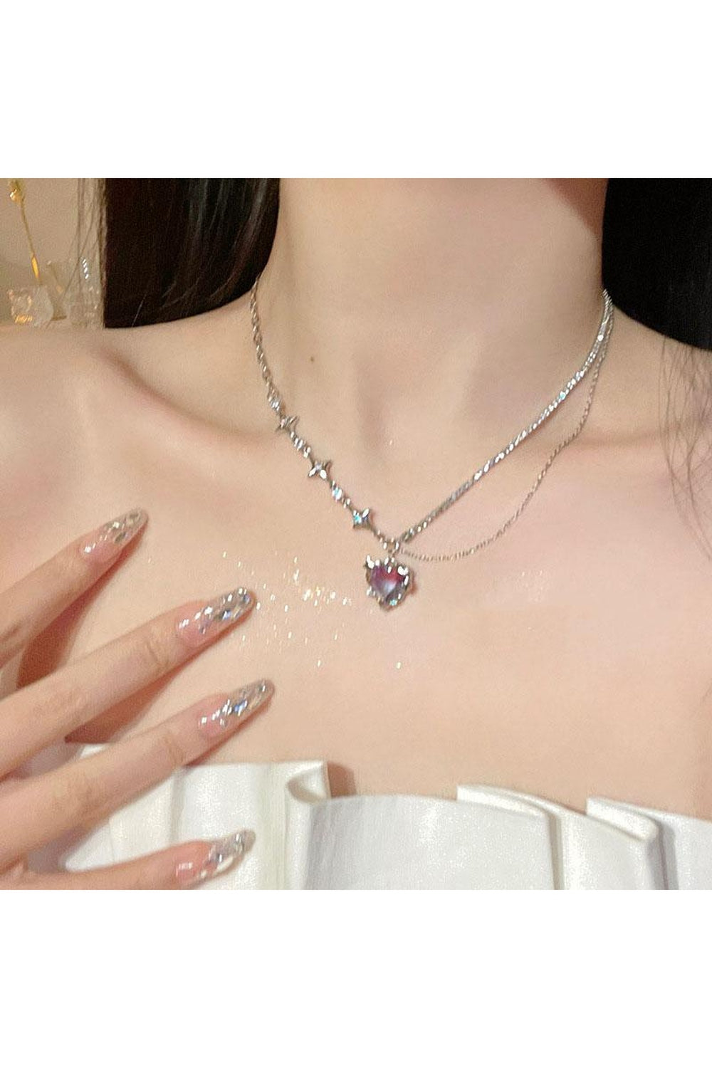 Kristal detaylı gotik tarzıyla fark yaratan kolye.