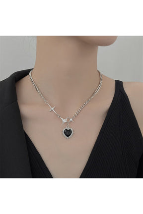 Kristal detaylı gotik tarz alternatif kolye tasarımı.
