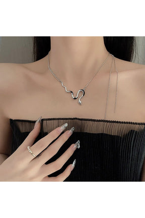 Kristal detaylarıyla benzersiz bir stil vurgusu yaparak, gotik tarzı yansıtan alternatif kolye.