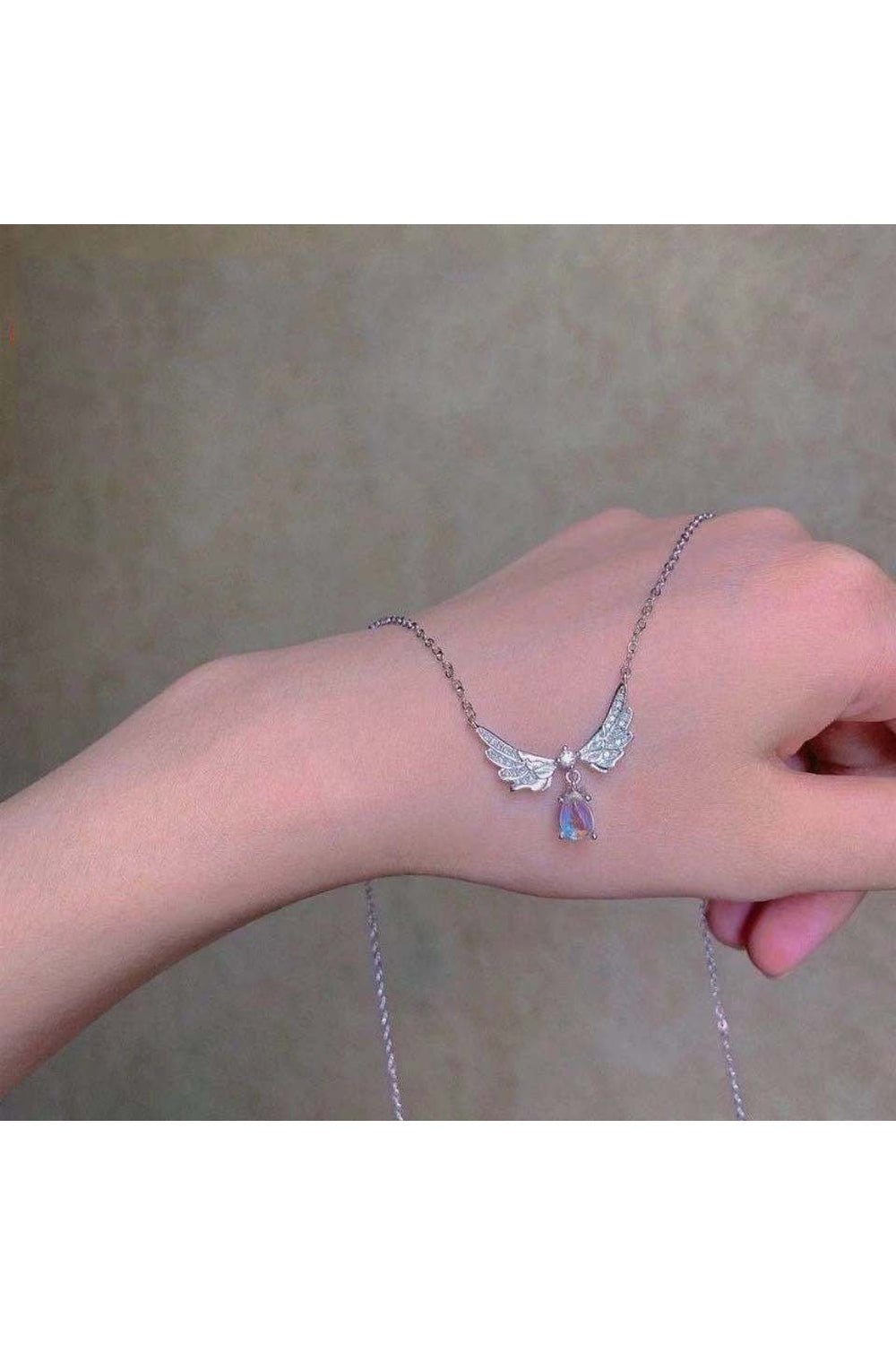 Kristal detaylı gotik tarzıyla dikkat çeken alternatif kolye.