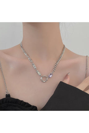 Gotik tarzıyla tasarlanmış, kristal detaylı alternatif kolye modeli.