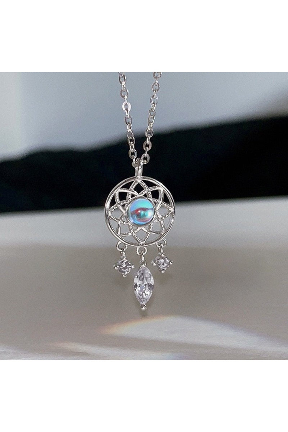 Gotik tarzda tasarlanmış Kristal Kalp kolye alternatifi.
