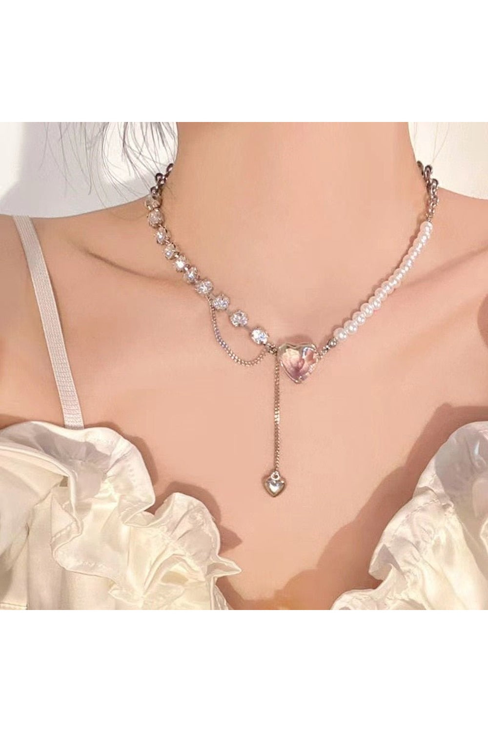 Kristal kalp detaylı gotik kolye alternatifi.