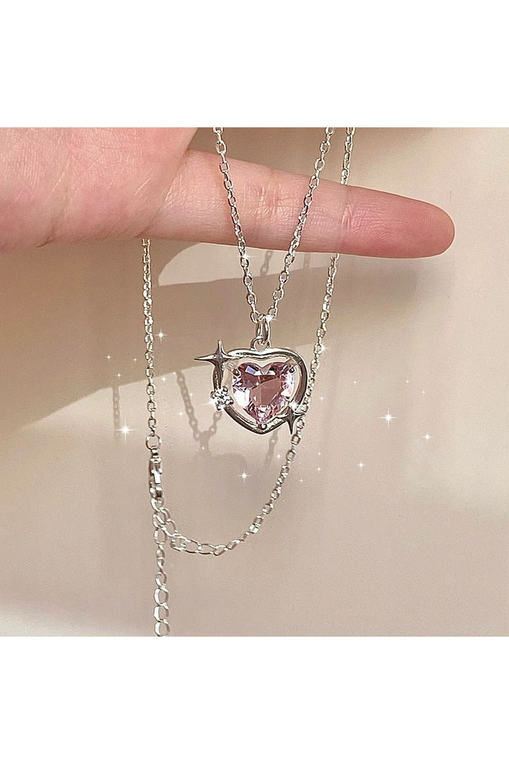 Kristal detaylı Gotik tarzı kalp kolye alternatifi.