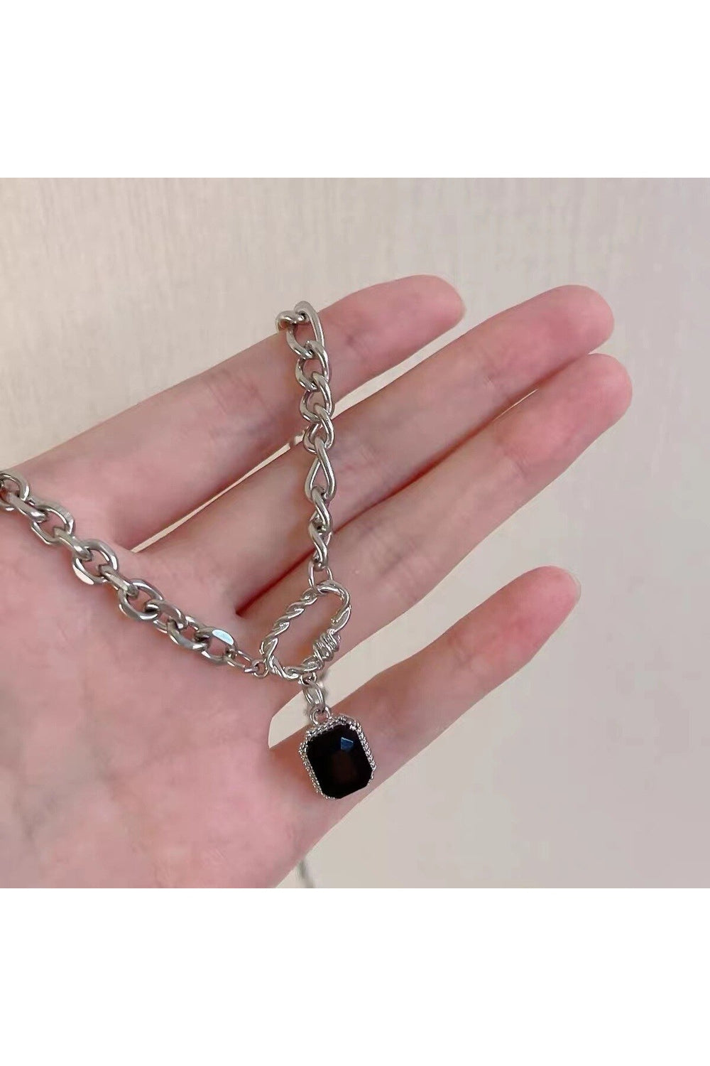 Kristal detaylı gotik tarz alternatif kolye, zarif ve etkileyici.