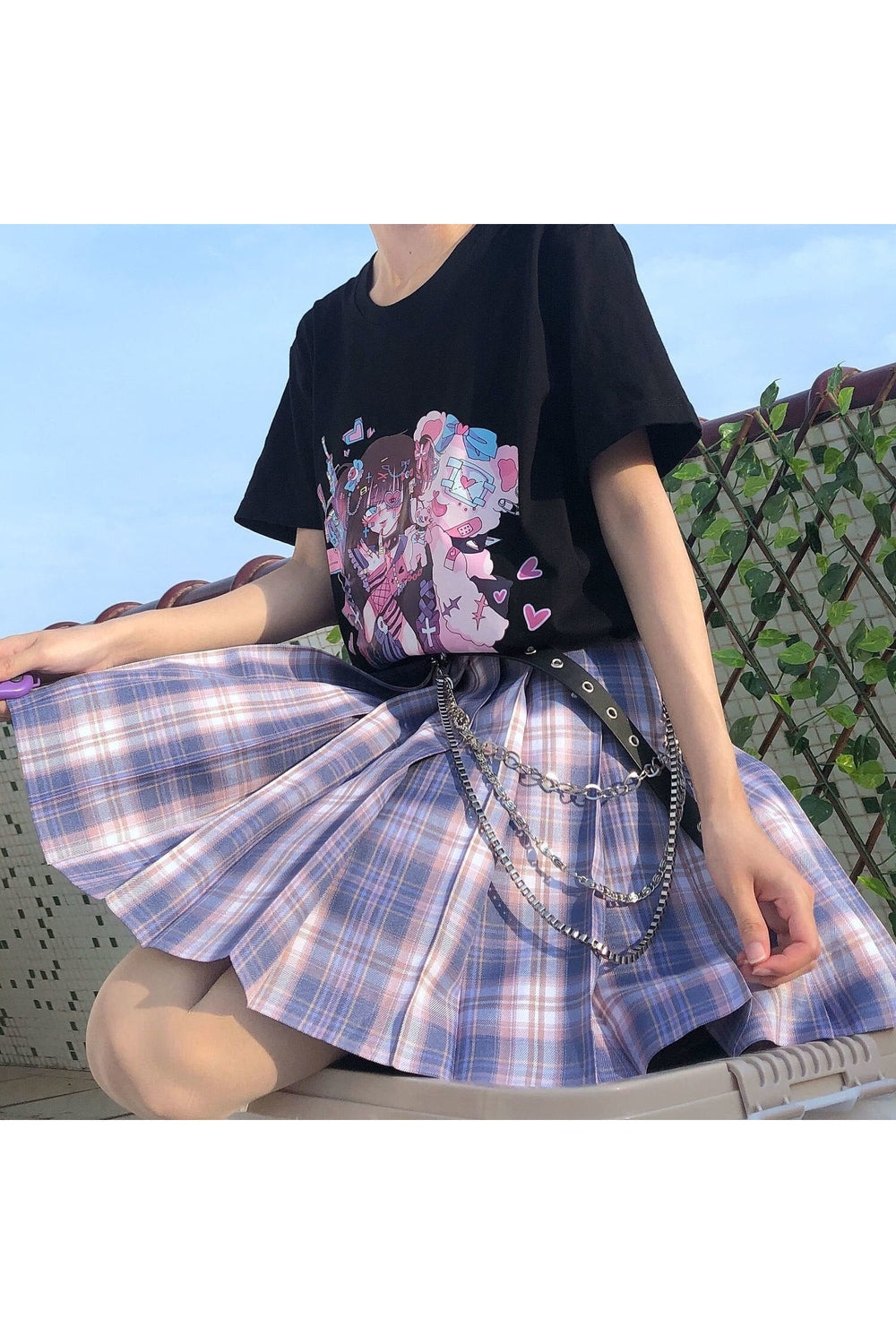 Sevimli anime tarzıyla tasarlanmış gotik bir tişört.