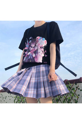 Sevimli anime detaylarıyla süslenmiş, gotik tarz tişört.