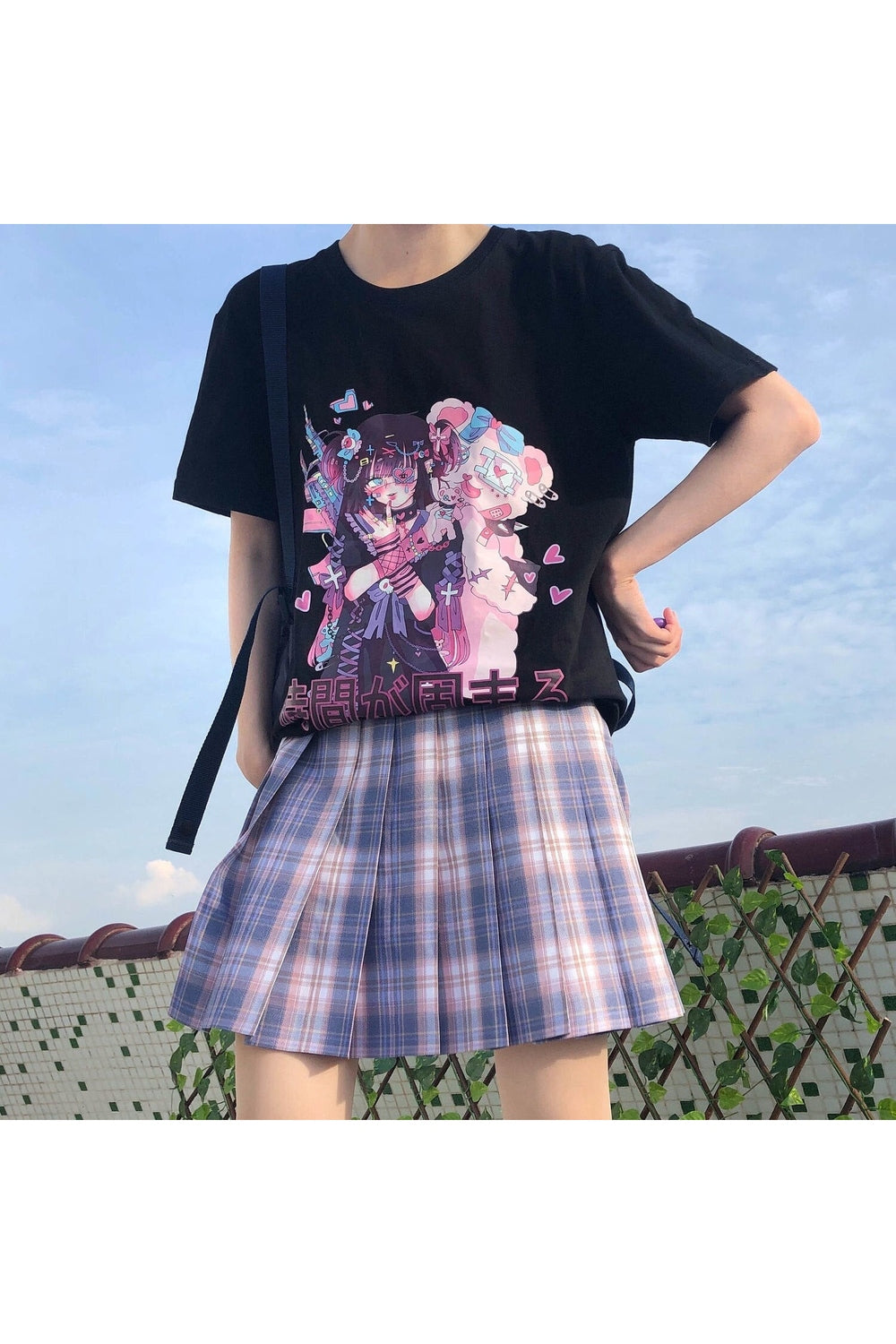 Sevimli anime tarzında gotik tişört, benzersiz tasarımıyla öne çıkıyor.