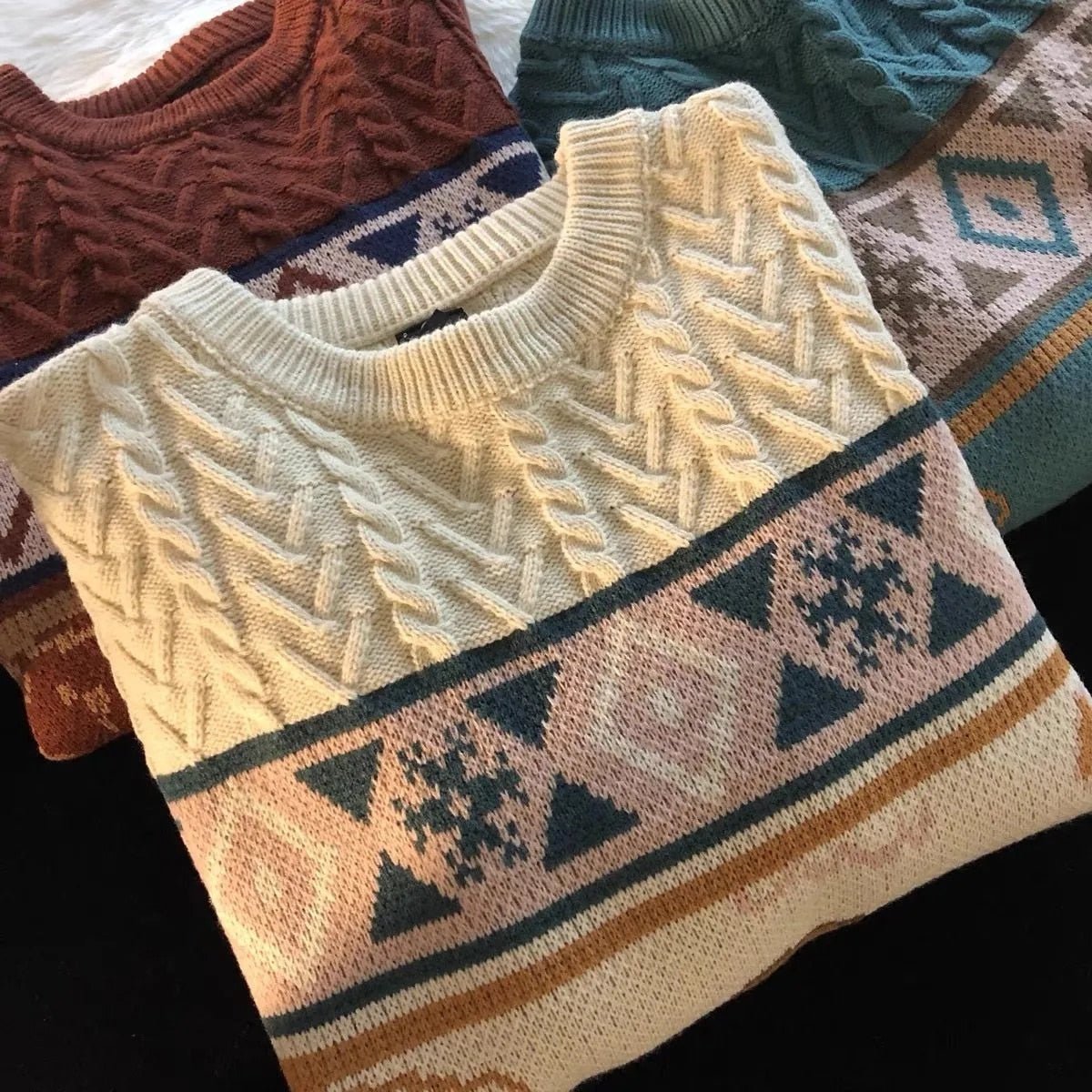 Sonbaharda sevimli ayı desenli vintage tarzı oversize örgü kazak.