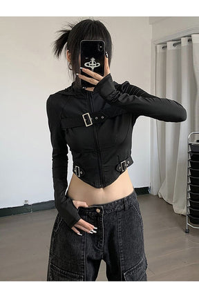 Sonbahar havasını yansıtan Siber Gotik Crop Hoodie.