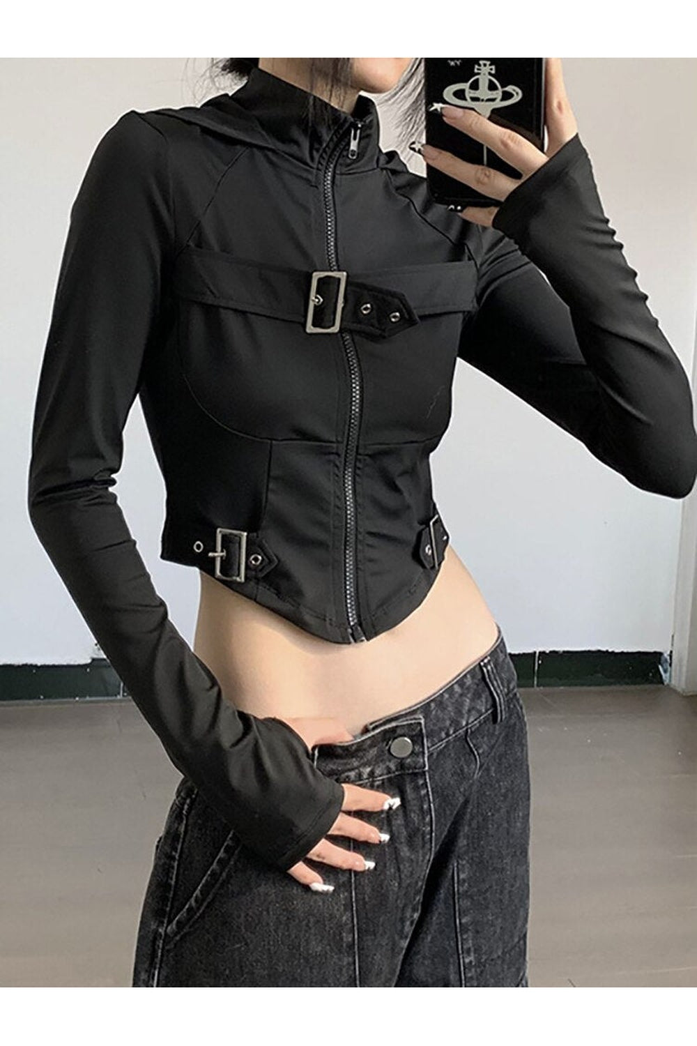 Sonbahar renkleriyle tasarlanmış siber gotik tarzında crop hoodie.