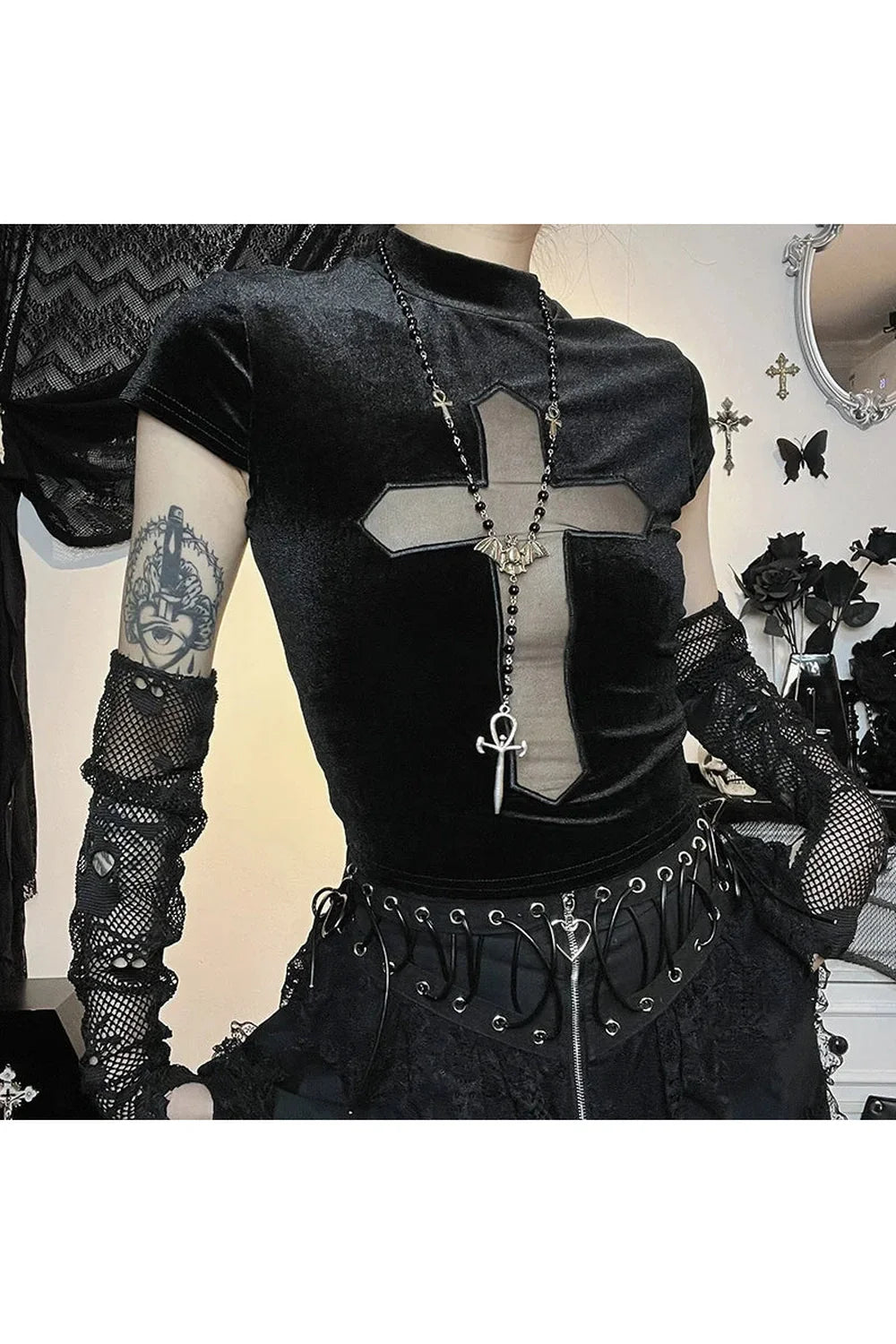 Karanlık Haç desenli şeffaf küçük gotik tişört.