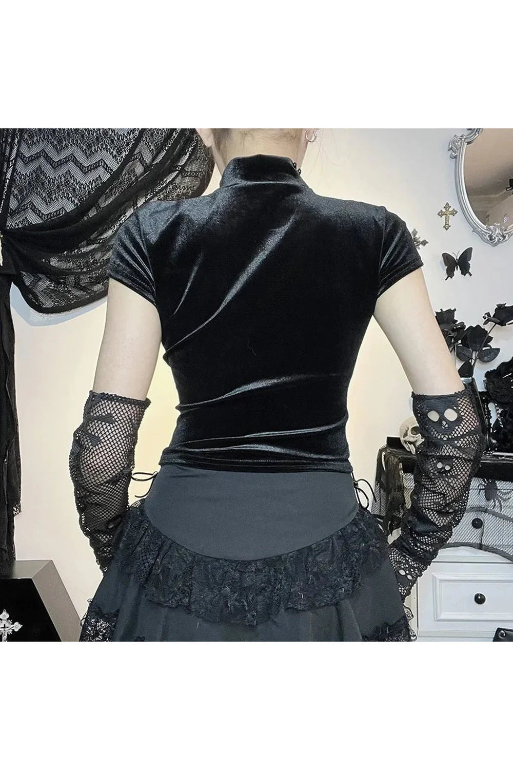 Karanlık haç desenli şeffaf gotik tişört kadınları büyülüyor.