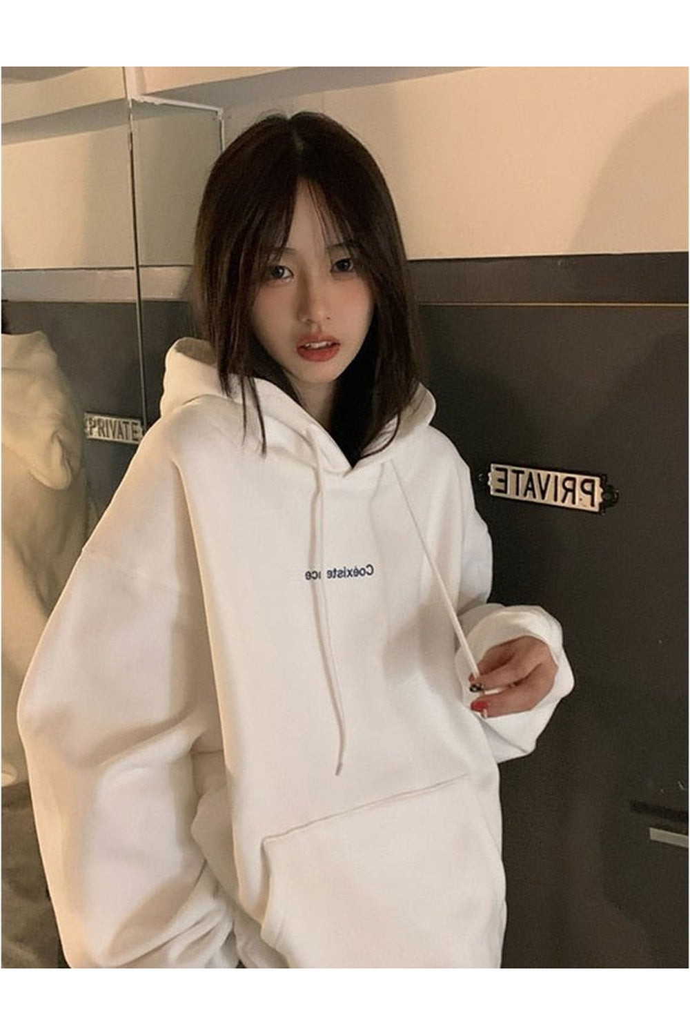 Sonbahar tonlarında doğal koyu gri hoodie tarzı.