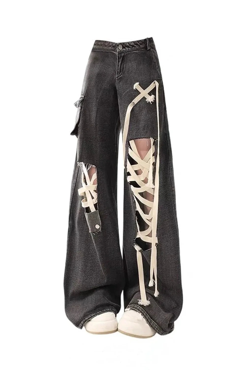 Karanlık bağcıklı iskelet pantolon, gotik tarza uygun korkutucu bir tasarıma sahip.