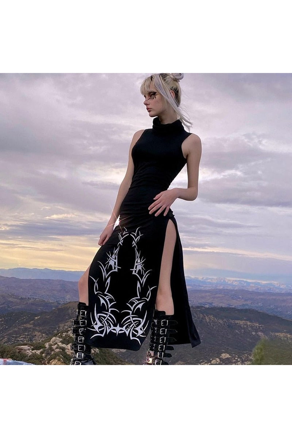Karanlık tonlarda, yırtmaç detaylı Gotik elbise.