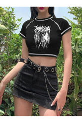 şeytan figürü siyah tişörtte modern bir stil.